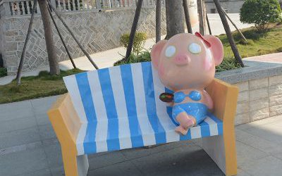 戶外小豬卡通公仔靠背玻璃鋼美陳景觀雕塑休閑椅