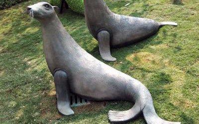 公園里擺放的兩只玻璃鋼創(chuàng)意海豹雕塑