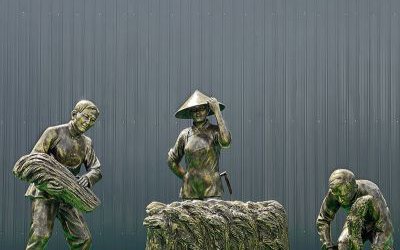 景區(qū)擺放玻璃鋼仿銅農(nóng)耕割麥子勞動(dòng)人物雕塑