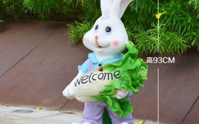 商場(chǎng)擺放一只抱著白菜的卡通玻璃鋼兔子雕塑