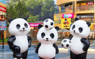 大型廣場(chǎng)擺放卡通足球熊貓玻璃鋼雕塑