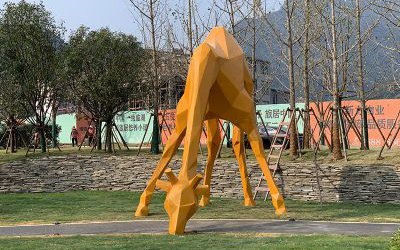 公園創(chuàng)意玻璃鋼幾何橙色的長頸鹿雕塑