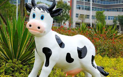 戶外廣場(chǎng)玻璃鋼仿真奶牛雕塑