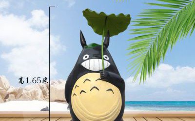 戶(hù)外玻璃鋼卡通手拿葉子的龍貓雕塑