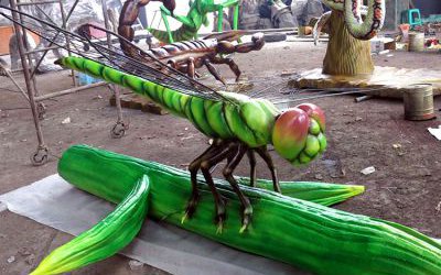 植物園創(chuàng)意玻璃鋼仿真動物蜻蜓雕塑