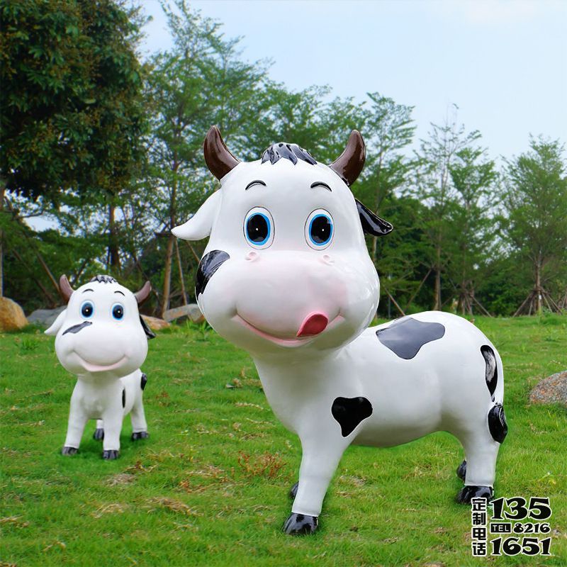 農(nóng)場(chǎng)里擺放的玻璃鋼卡通奶牛雕塑