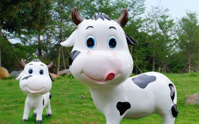 農(nóng)場(chǎng)里擺放的玻璃鋼卡通奶牛雕塑