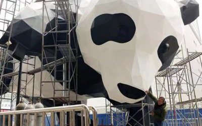 城市戶(hù)外大型仿真玻璃鋼幾何熊貓雕塑