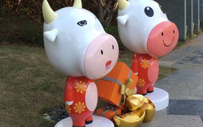 商場(chǎng)兩只卡通玻璃鋼招財(cái)進(jìn)寶牛雕塑