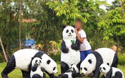 戶(hù)外操場(chǎng)擺放的仿真創(chuàng)意栩栩如生熊貓玻璃鋼雕塑