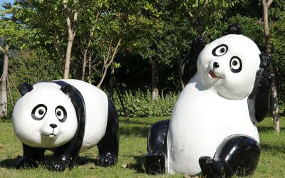 公園觀景區(qū)草坪擺放呆萌玻璃鋼卡通熊貓雕塑