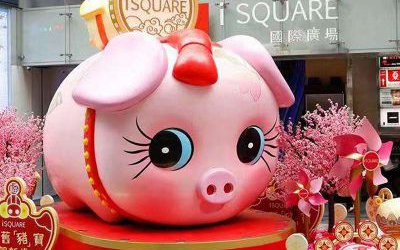 商場(chǎng)門(mén)口大號(hào)粉色呆萌玻璃鋼卡通豬雕塑