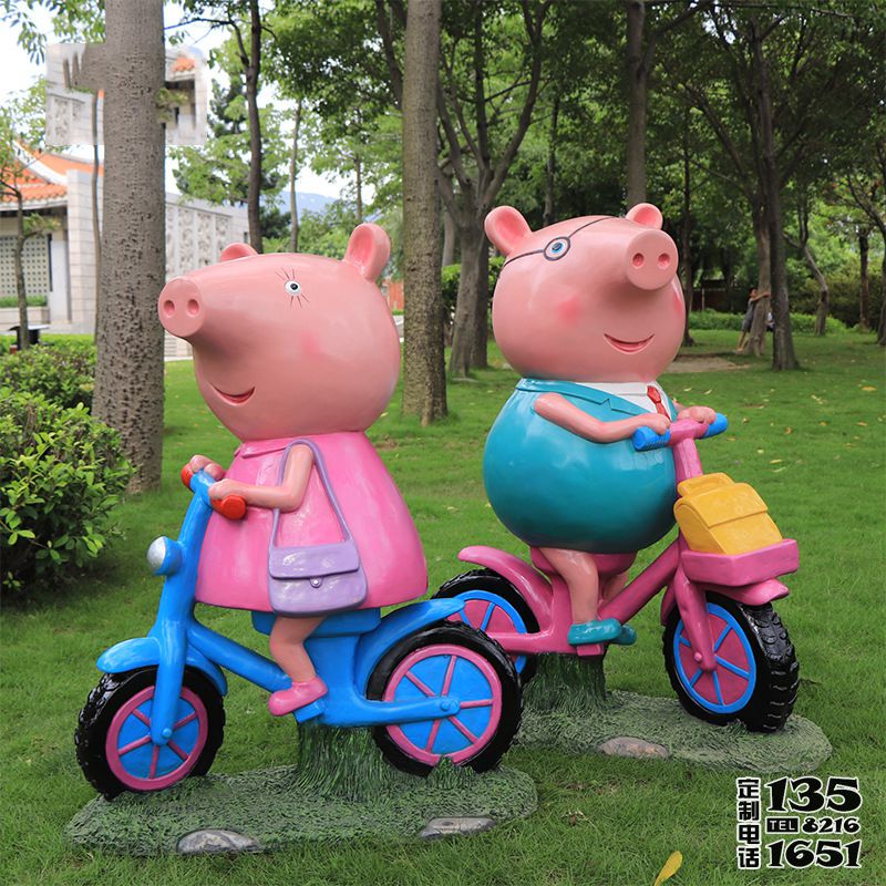 幼兒園玻璃鋼卡通騎自行車(chē)的小豬佩奇雕塑