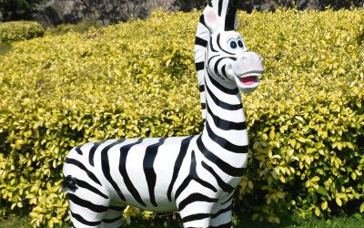 動(dòng)物園玻璃鋼卡通動(dòng)物斑馬雕塑