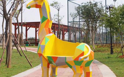 景區(qū)園林長(zhǎng)頸鹿幾何塊面動(dòng)物座椅擺件玻璃鋼雕塑