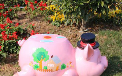 廣場(chǎng)卡通粉紅豬座椅玻璃鋼雕塑裝飾品