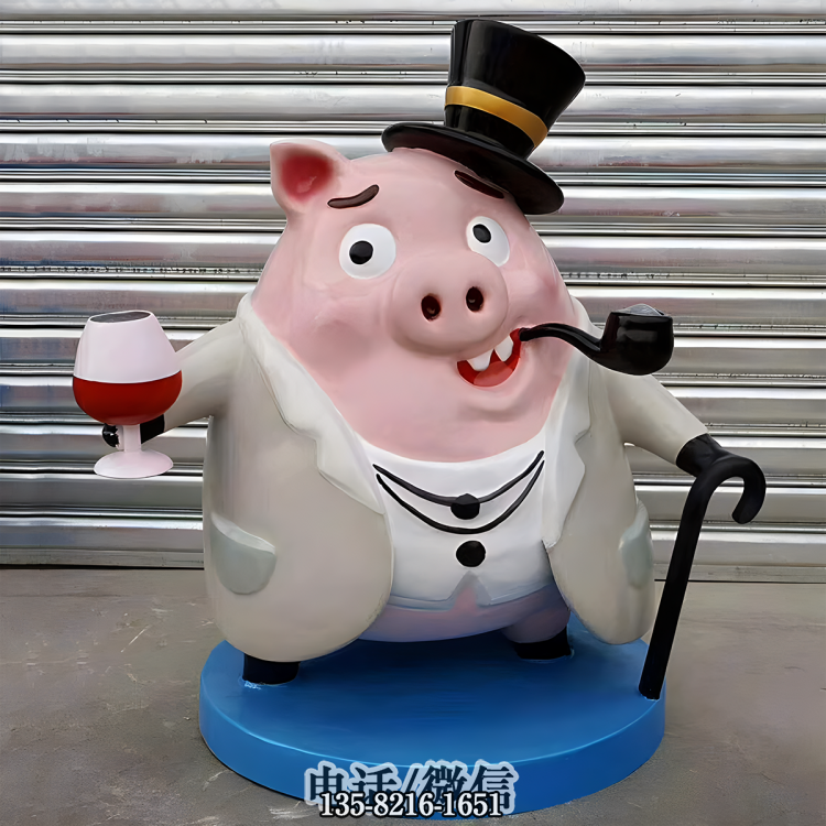頭戴禮帽手拄拐棍、叼著煙斗拿著紅酒的卡通豬雕塑